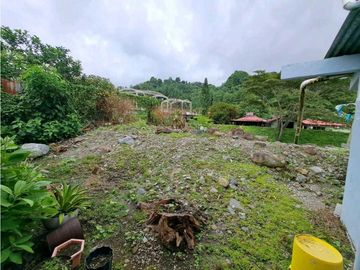 VENDO.CASA BAJO.BOQUETE COLINDANTE CON.RIO