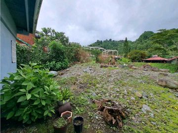 VENDO.CASA BAJO.BOQUETE COLINDANTE CON.RIO