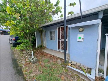 VENDO.CASA BAJO.BOQUETE COLINDANTE CON.RIO
