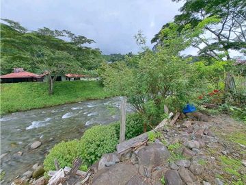 VENDO.CASA BAJO.BOQUETE COLINDANTE CON.RIO