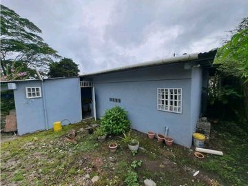 VENDO.CASA BAJO.BOQUETE COLINDANTE CON.RIO