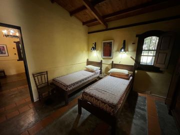 VENTA CASAQUINTA 4 AMBIENTES EN CAÑUELAS