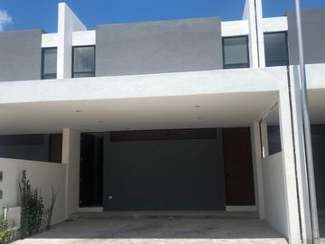 Venta de casa tipo Town House con Piscina en Privada Xcanatún en Mérida Yucatán.