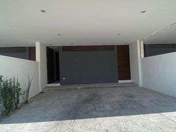 Venta de casa tipo Town House con Piscina en Privada Xcanatún en Mérida Yucatán.