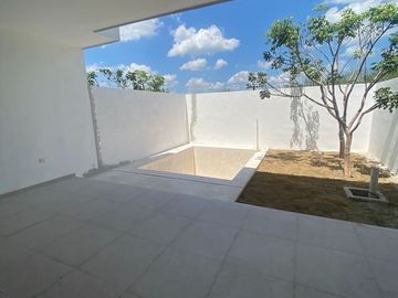 Venta de casa tipo Town House con Piscina en Privada Xcanatún en Mérida Yucatán.