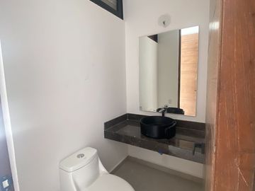 Venta de casa tipo Town House con Piscina en Privada Xcanatún en Mérida Yucatán.