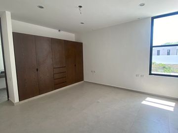 Venta de casa tipo Town House con Piscina en Privada Xcanatún en Mérida Yucatán.