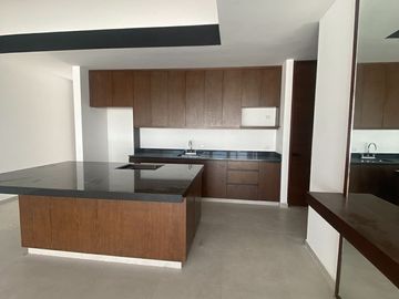 Venta de casa tipo Town House con Piscina en Privada Xcanatún en Mérida Yucatán.