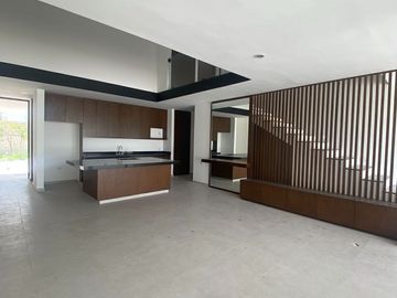 Venta de casa tipo Town House con Piscina en Privada Xcanatún en Mérida Yucatán.