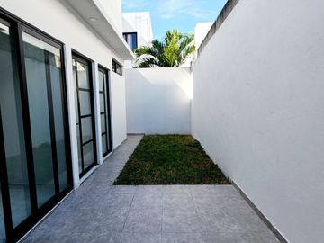 Casa en VENTA con RECAMARA EN PLANTA BAJA fraccionamiento LOMAS DE LA RIOJA