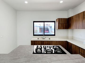 Casa en VENTA con RECAMARA EN PLANTA BAJA fraccionamiento LOMAS DE LA RIOJA