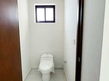 Casa en VENTA con RECAMARA EN PLANTA BAJA fraccionamiento LOMAS DE LA RIOJA