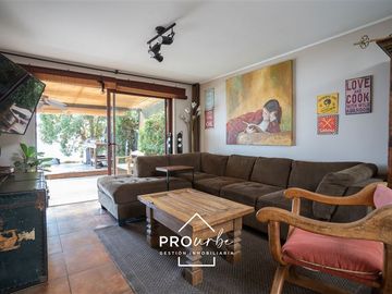 Casa en Venta en Casa con vista a Stgo. en Álvaro Casanova