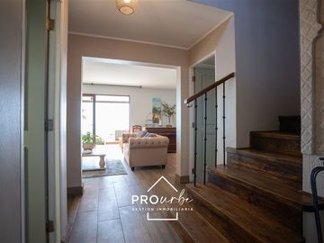 Casa en Venta en Casa con vista a Stgo. en Álvaro Casanova