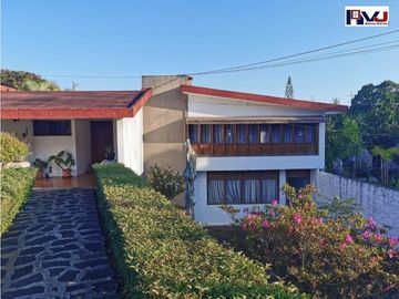 Gran residencia céntrica con amplio jardín bardeado, en venta.