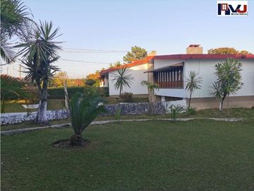 Gran residencia céntrica con amplio jardín bardeado, en venta.