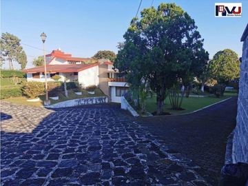 Gran residencia céntrica con amplio jardín bardeado, en venta.