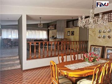 Gran residencia céntrica con amplio jardín bardeado, en venta.
