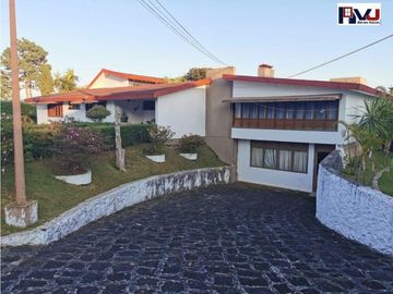 Gran residencia céntrica con amplio jardín bardeado, en venta.