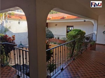 Gran residencia céntrica con amplio jardín bardeado, en venta.