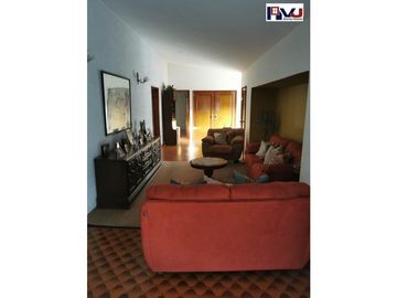 Gran residencia céntrica con amplio jardín bardeado, en venta.
