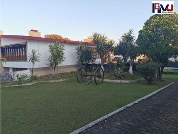Gran residencia céntrica con amplio jardín bardeado, en venta.
