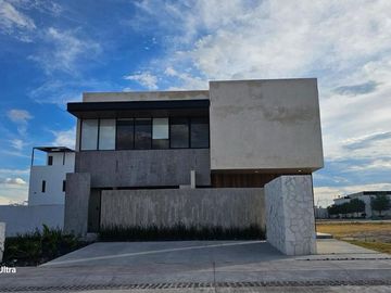 ORIGINAL RESIDENCIA EN VENTA EN CONDOMINIO PRIVADO AL NORPONIENTE DE LA CIUDAD