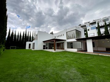 CASA DE VENTA DENTRO DE URB. NAYON/CUMBAYA