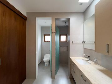 CASA DE VENTA DENTRO DE URB. NAYON/CUMBAYA