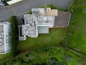 CASA DE VENTA DENTRO DE URB. NAYON/CUMBAYA