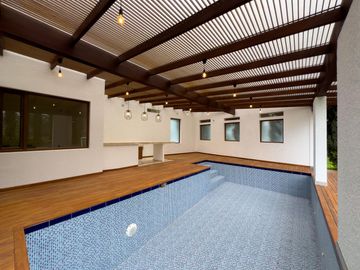 CASA DE VENTA DENTRO DE URB. NAYON/CUMBAYA