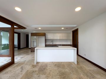 CASA DE VENTA DENTRO DE URB. NAYON/CUMBAYA