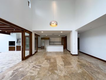 CASA DE VENTA DENTRO DE URB. NAYON/CUMBAYA