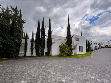 CASA DE VENTA DENTRO DE URB. NAYON/CUMBAYA