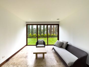 CASA DE VENTA DENTRO DE URB. NAYON/CUMBAYA