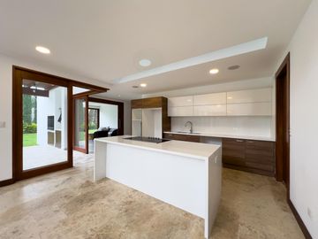 CASA DE VENTA DENTRO DE URB. NAYON/CUMBAYA