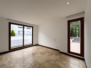 CASA DE VENTA DENTRO DE URB. NAYON/CUMBAYA