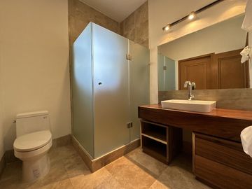 CASA EN VENTA MODERNA, EXCLUSIVO COTO SAN MIGUEL DE LA CAÑADA, ZAPOPAN, JAL.