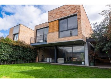 Lumbisi, Casa en Venta, 311m2, 3 Habitaciones, patio 160