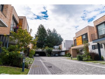 Lumbisi, Casa en Venta, 311m2, 3 Habitaciones, patio 160