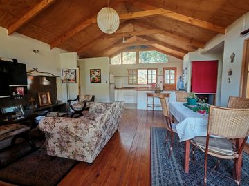 VENTA HERMOSA CASA UBICADA EN ALTOS DE MIRAFLORES, CURACAVI