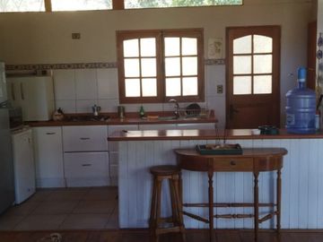 VENTA HERMOSA CASA UBICADA EN ALTOS DE MIRAFLORES, CURACAVI