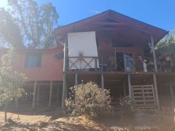 VENTA HERMOSA CASA UBICADA EN ALTOS DE MIRAFLORES, CURACAVI