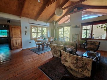VENTA HERMOSA CASA UBICADA EN ALTOS DE MIRAFLORES, CURACAVI