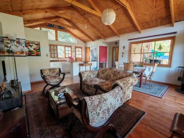 VENTA HERMOSA CASA UBICADA EN ALTOS DE MIRAFLORES, CURACAVI