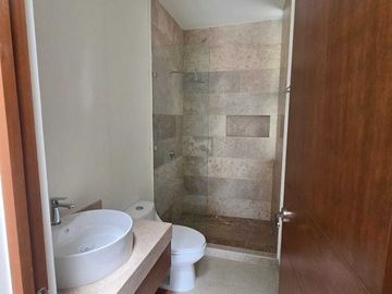 CASA EN VENTA 2 PLANTA EN PRIVADA EN PARQUE NATURA CHOLUL