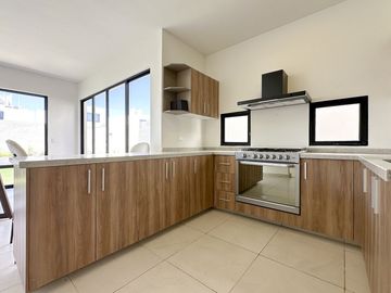 Casa en venta de 3 recamaras en Privada de Conkal