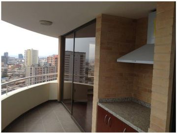 Se vende e Duplex en plena Avenida Brasil de 4 D, 2 B  con D+B de servicio a 13.500 UF conversable.