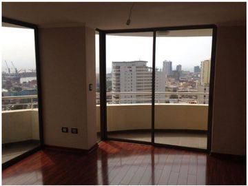 Se vende e Duplex en plena Avenida Brasil de 4 D, 2 B  con D+B de servicio a 13.500 UF conversable.