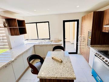 Casa en Condominio a un costado del Club de Golf Los Encinos